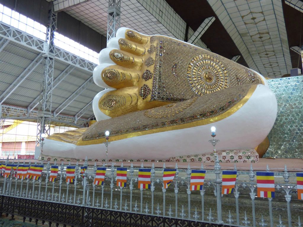 BAGO - de voeten van de liggende boeddha (55 meter) in de Schwethalyaung pagode