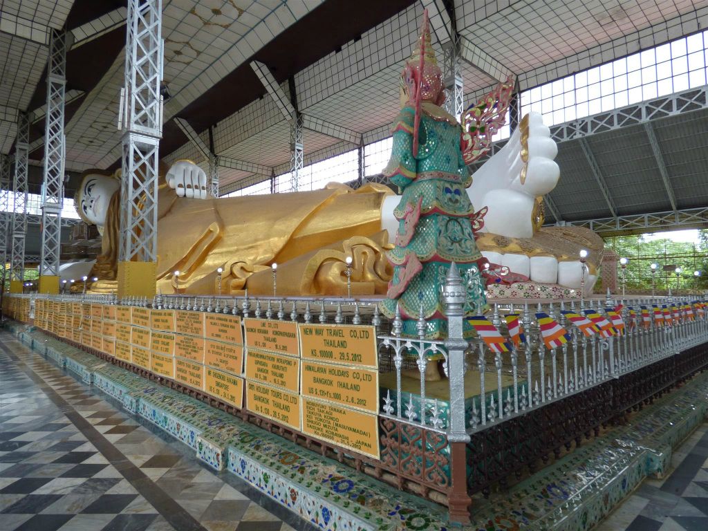 BAGO - de liggende boeddha (55 meter) in de Schwethalyaung pagode