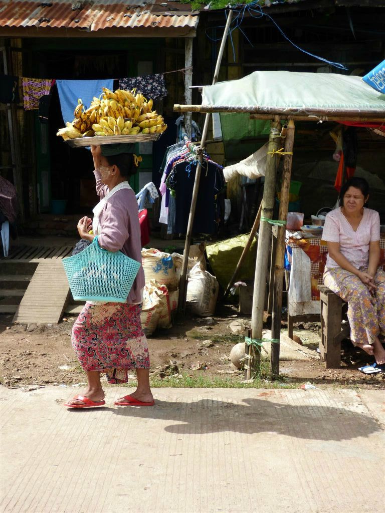 BAGO - een vrouw met bananen