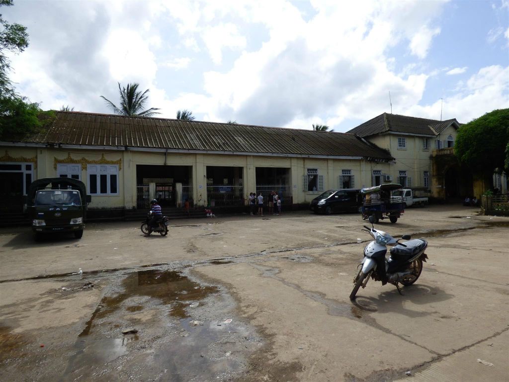 BAGO - het treinstation van Bago