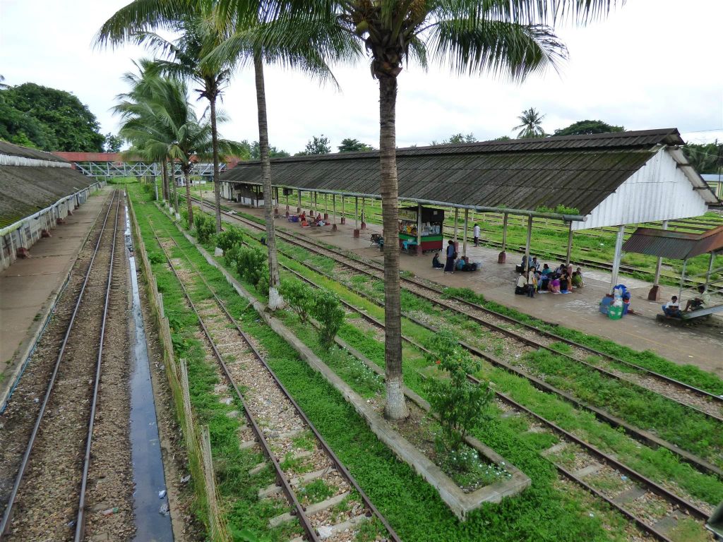 BAGO - het treinstation van Bago