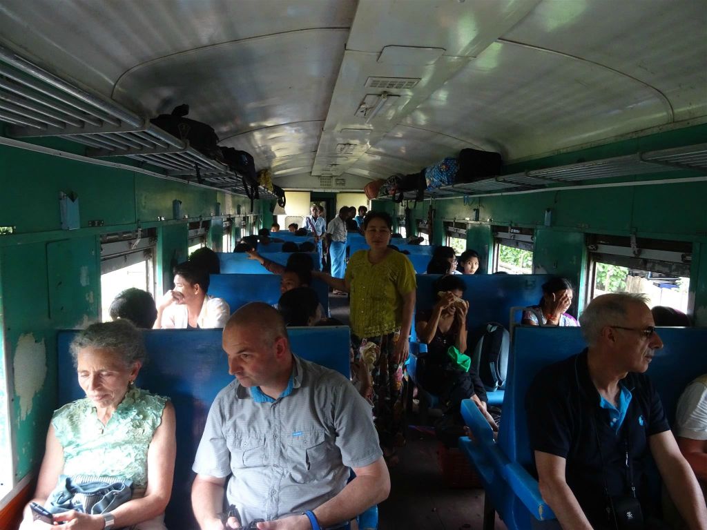 BAGO -> YANGON - Carlos en medereisgenoten in de trein onderweg naar Yangon
