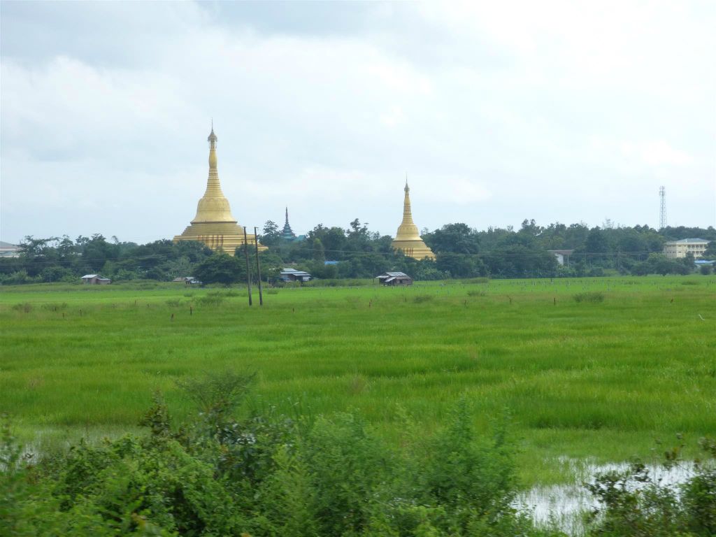 BAGO -> YANGON - pagodes onderweg tijdens de treinrit naar Yangon
