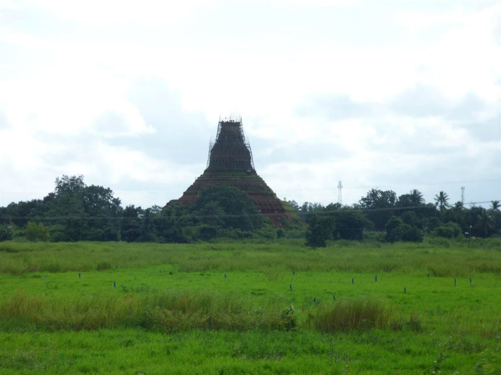 BAGO -> YANGON - een pagode onderweg tijdens de treinrit naar Yangon
