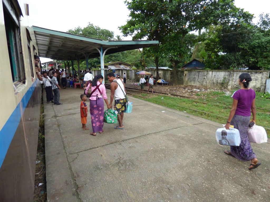 BAGO -> YANGON - een treinstation onderweg tijdens de treinrit naar Yangon