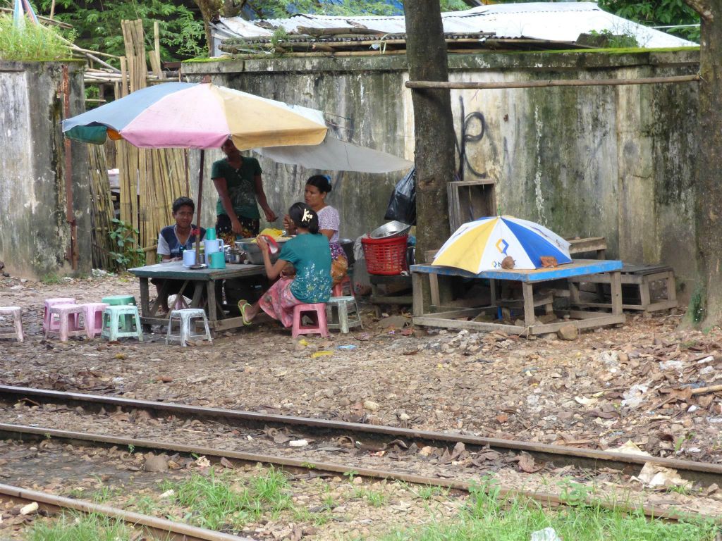 BAGO -> YANGON - enkele Myanmarezen bij een treinstation onderweg tijdens de treinrit naar Yangon