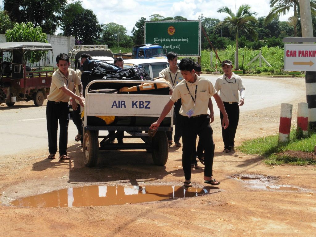 LASHIO - onze bagage uit het het vliegtuig wordt gebracht