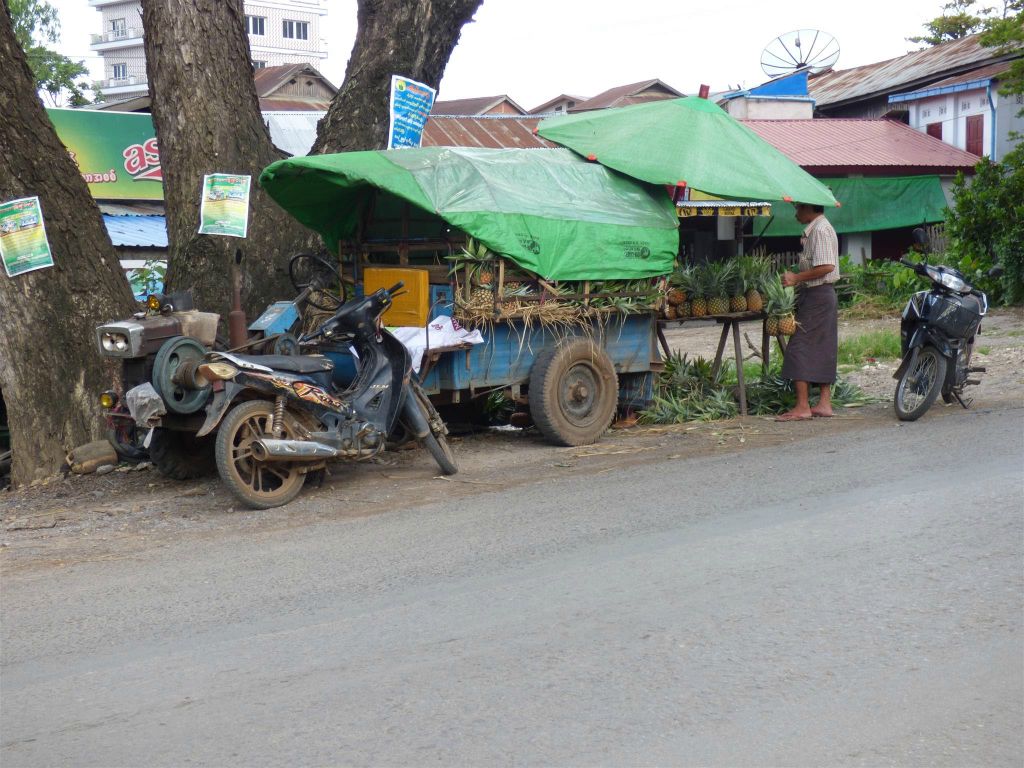 HSIPAW - een kraam waar ananas verkocht wordt