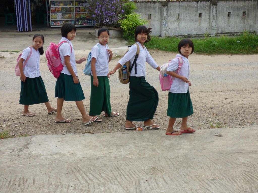 HSIPAW - enkele kinderen onderweg naar school