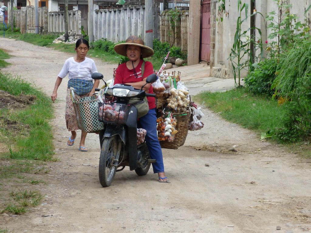 HSIPAW - een vrouw met diverse koopwaar