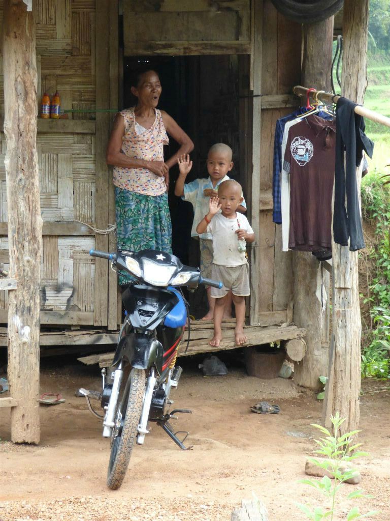 HSIPAW - twee kinderen die naar ons zwaaien als we tijdens een wandeling voorbij komen