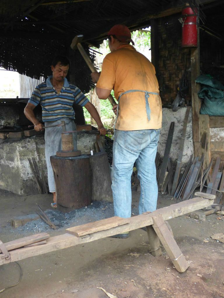 HSIPAW - twee mannen die machetes aan het maken zijn