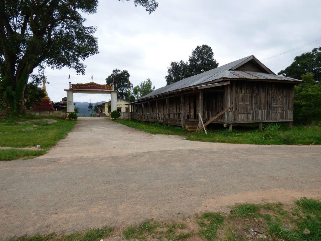 HSIPAW - de ingang van een klooster