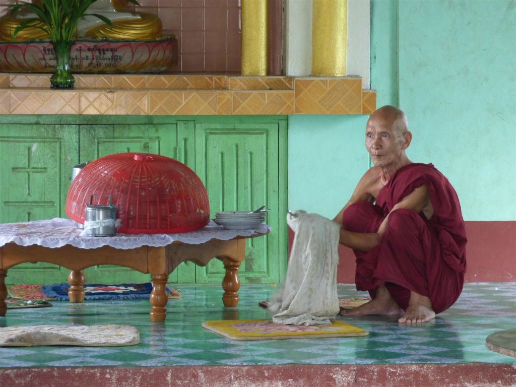 HSIPAW - een monnik die bestek aan het afdrogen is in een klooster