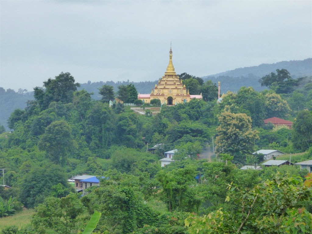 HSIPAW - het uitzicht op de Loi Mote pagode vanaf een klooster