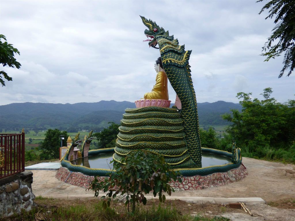 HSIPAW - een beeld van een boeddha op een Naga slang