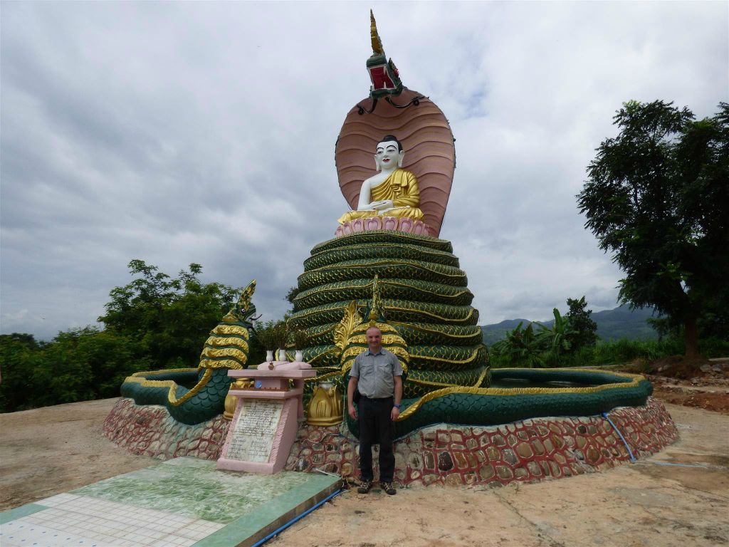 HSIPAW - Carlos voor een beeld van een boeddha op een Naga slang