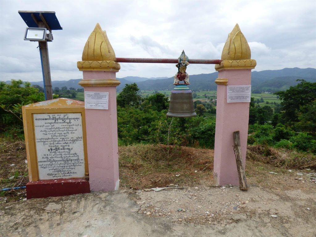 HSIPAW - een bel bij een beeld van een boeddha op een Naga slang