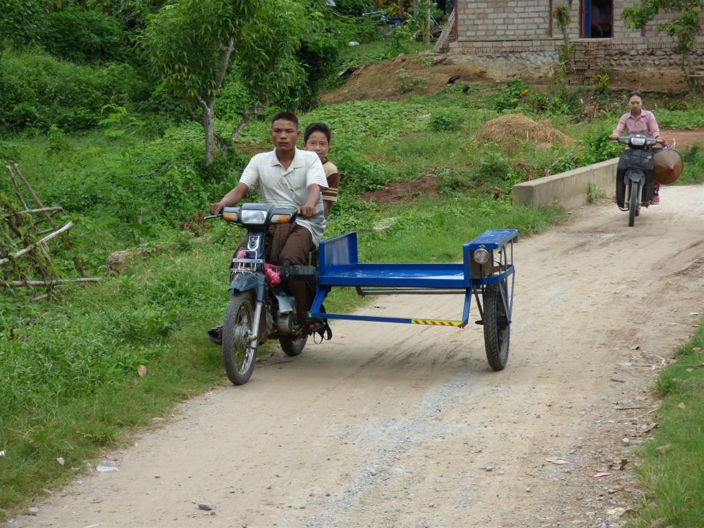 HSIPAW - enkele Myanmarezen onderweg