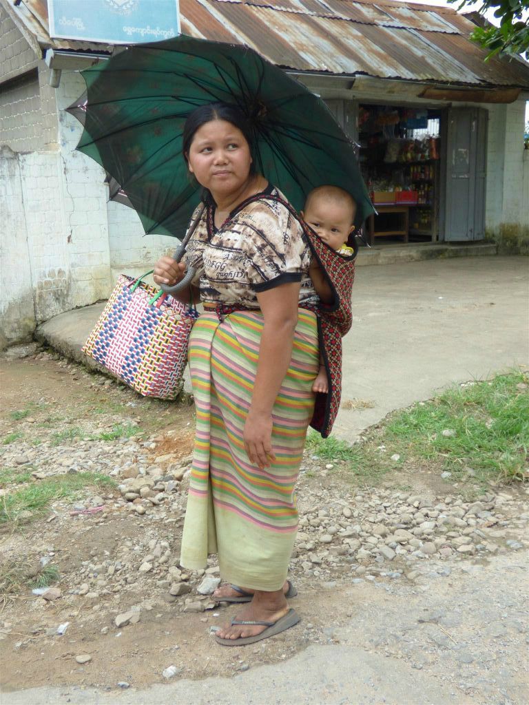 HSIPAW - een vrouw met kind op haar rug