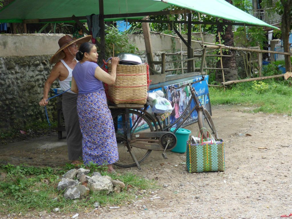 HSIPAW - een man en vrouw binden hun spullen op een fiets