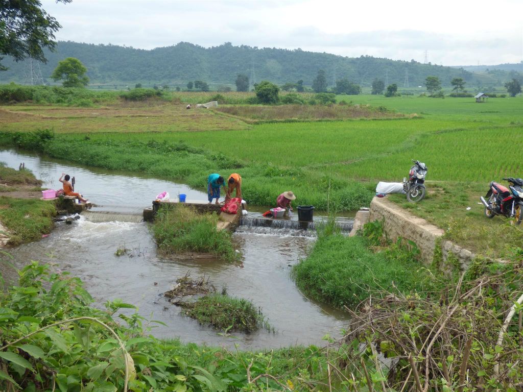 HSIPAW - enkele vrouwen doen hun was