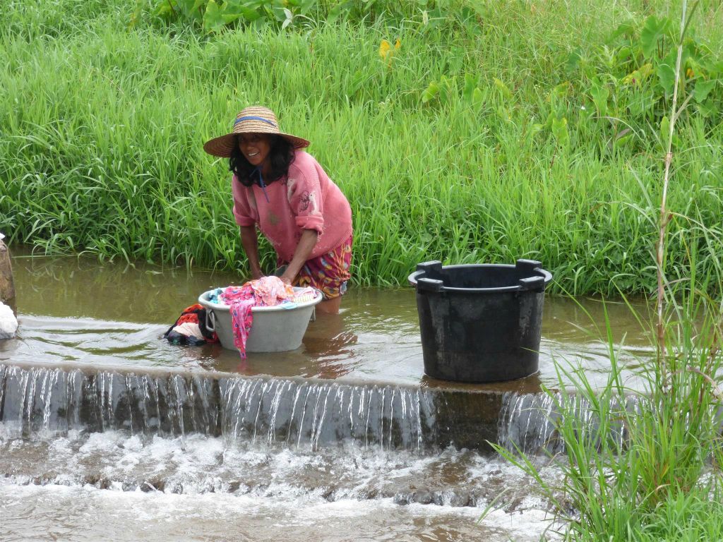 HSIPAW - een vrouw doet haar was