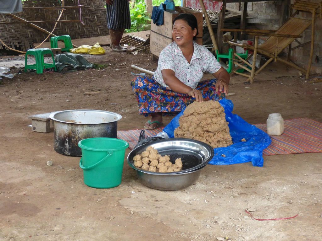 HSIPAW - een vrouw die beslag voor brood aan het maken is