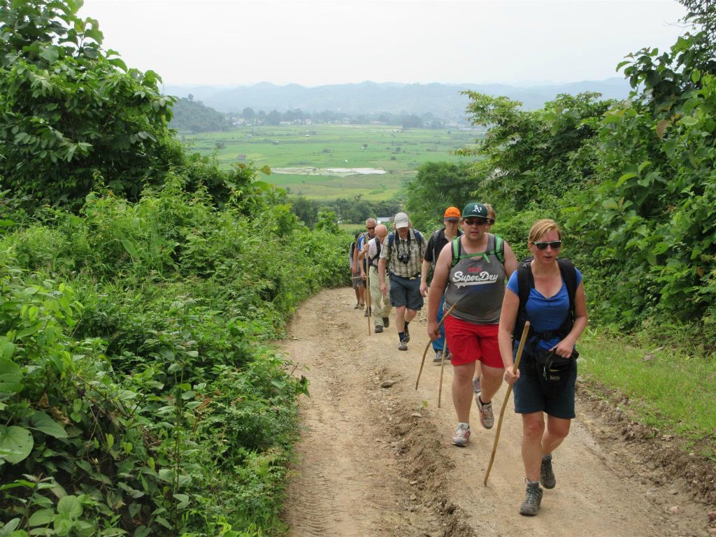 HSIPAW -> PANKAM - Carlos en groepsgenoten onderweg tijdens trekking