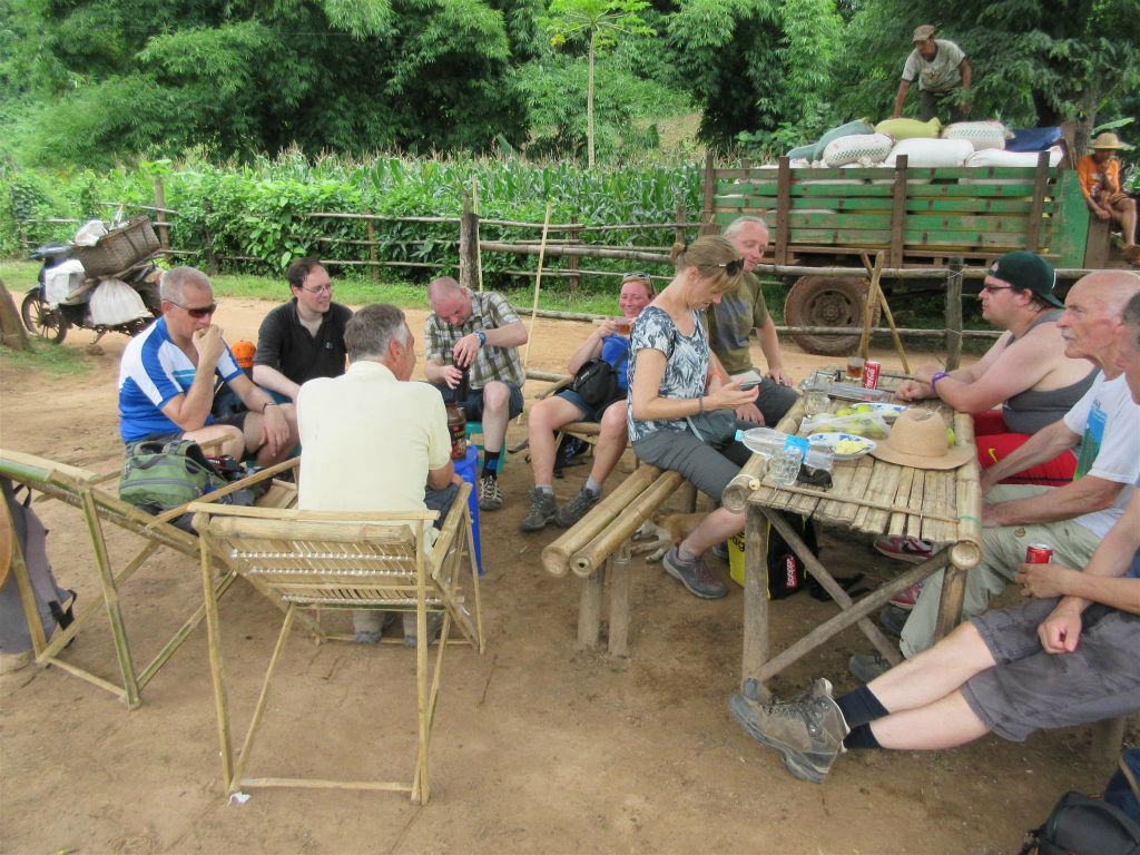 HSIPAW -> PANKAM - Carlos en groepsgenoten bij een stop tijdens de trekking