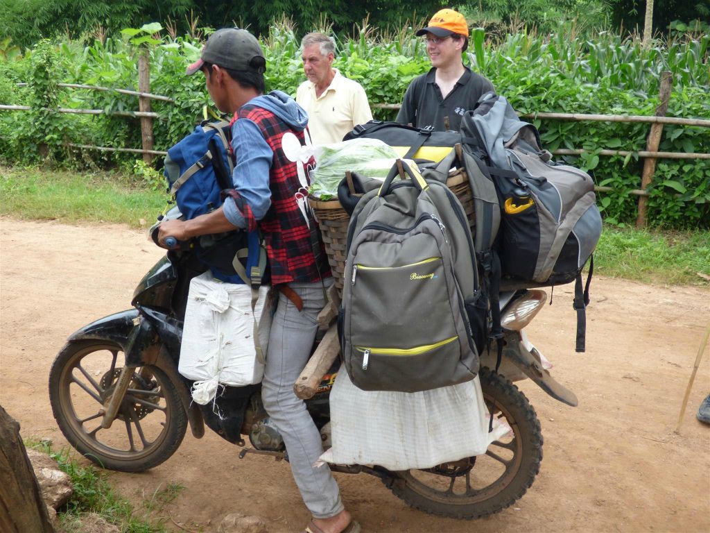 HSIPAW -> PANKAM - de handbagage gaat op de scooter tijdens de trekking