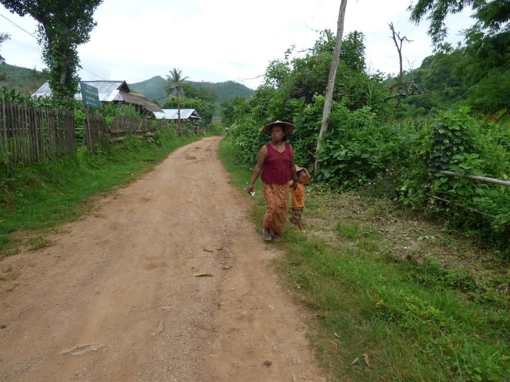 HSIPAW -> PANKAM - een vrouw en kind onderweg tijdens de trekking