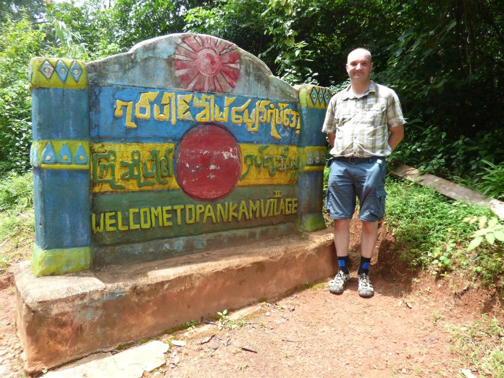 PANKAM - Carlos is aangekomen bij het overnachtingsdorp Pankam waar de Palaung bergstam woont
