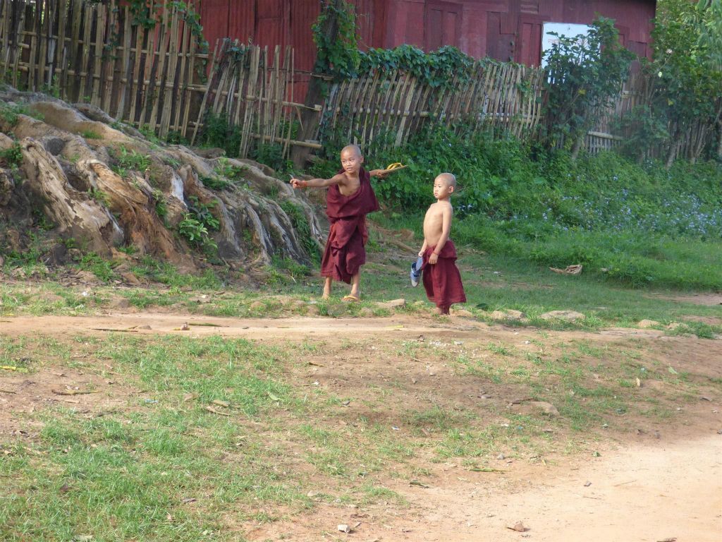 PANKAM - twee monniken spelen met slippers in het dorp van de Palaung bergstam