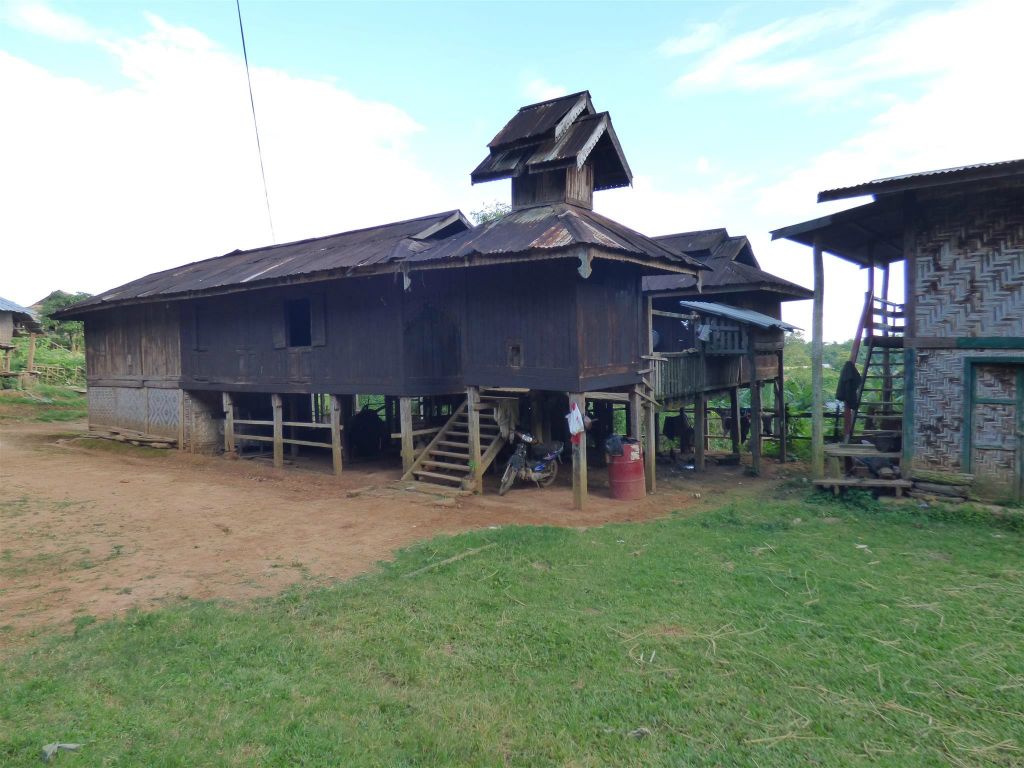 PANKAM - een huis in het dorp van de Palaung bergstam
