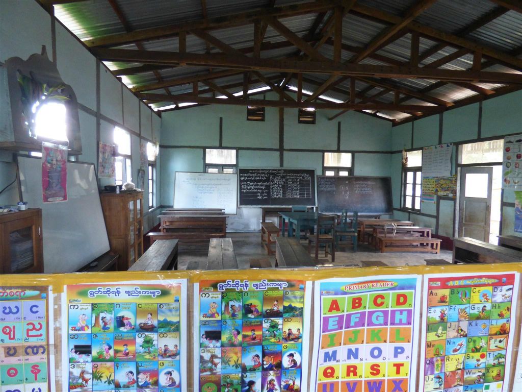 PANKAM - een klaslokaal van de school in het dorp van de Palaung bergstam
