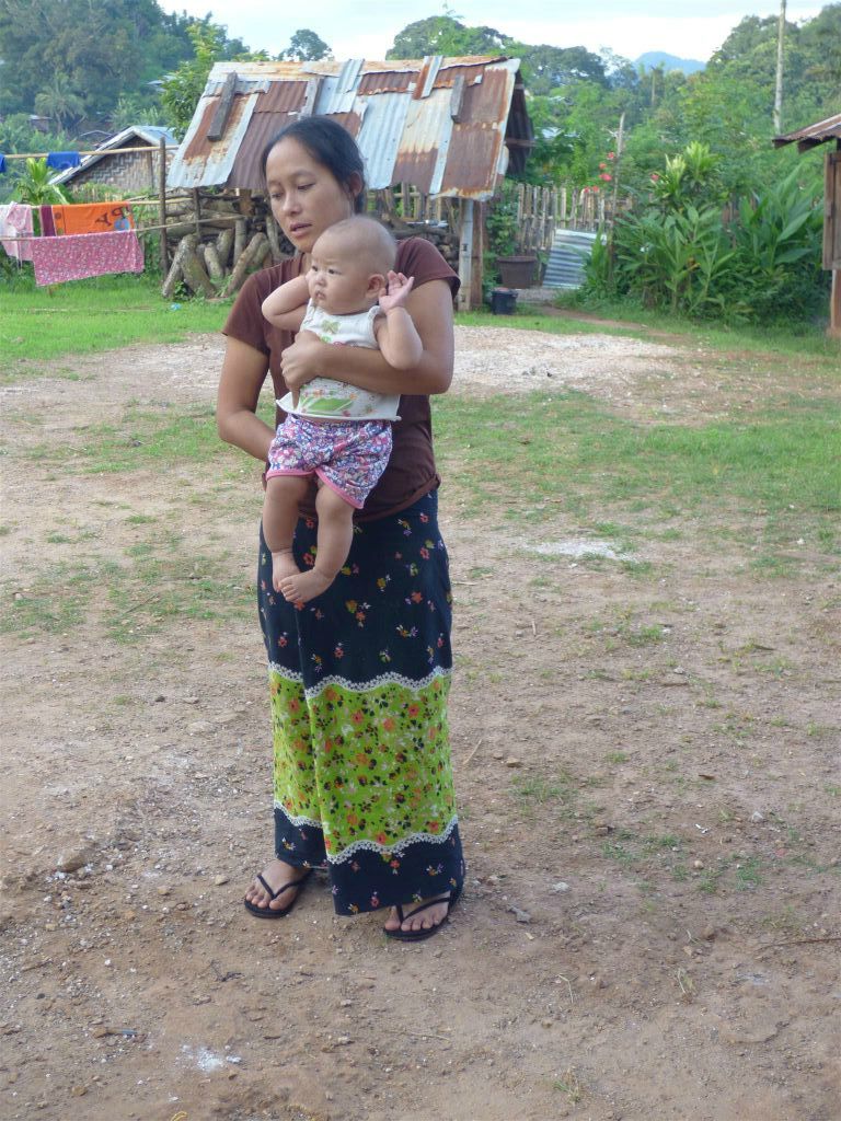 PANKAM - een moeder en kind bij de school in het dorp van de Palaung bergstam
