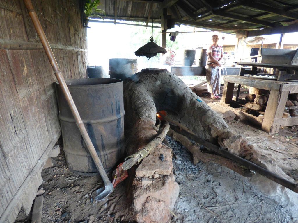PANKAM - een oven in het dorp van de Palaung bergstam
