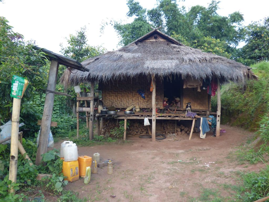 PANKAM - een huis in het dorp van de Palaung bergstam