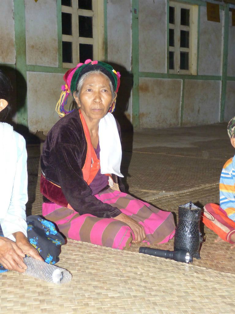PANKAM - een vrouw van de Palaung bergstam in het klooster van het dorp