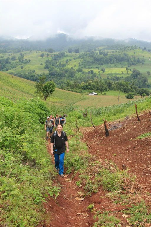 PANKAM -> HSIPAW - Carlos en groepsgenoten onderweg tijdens de trekking
