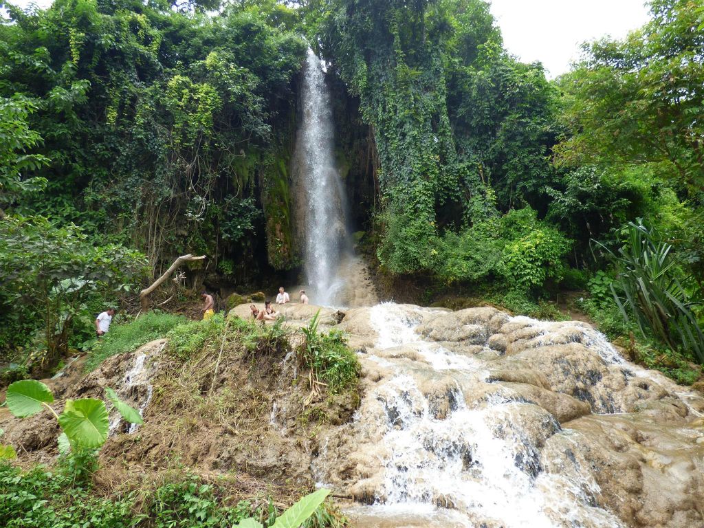 PANKAM -> HSIPAW - een waterval onderweg tijdens de trekking