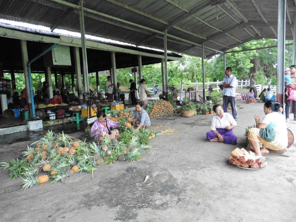 HSIPAW - het treinstation waar tevens een lokale markt is