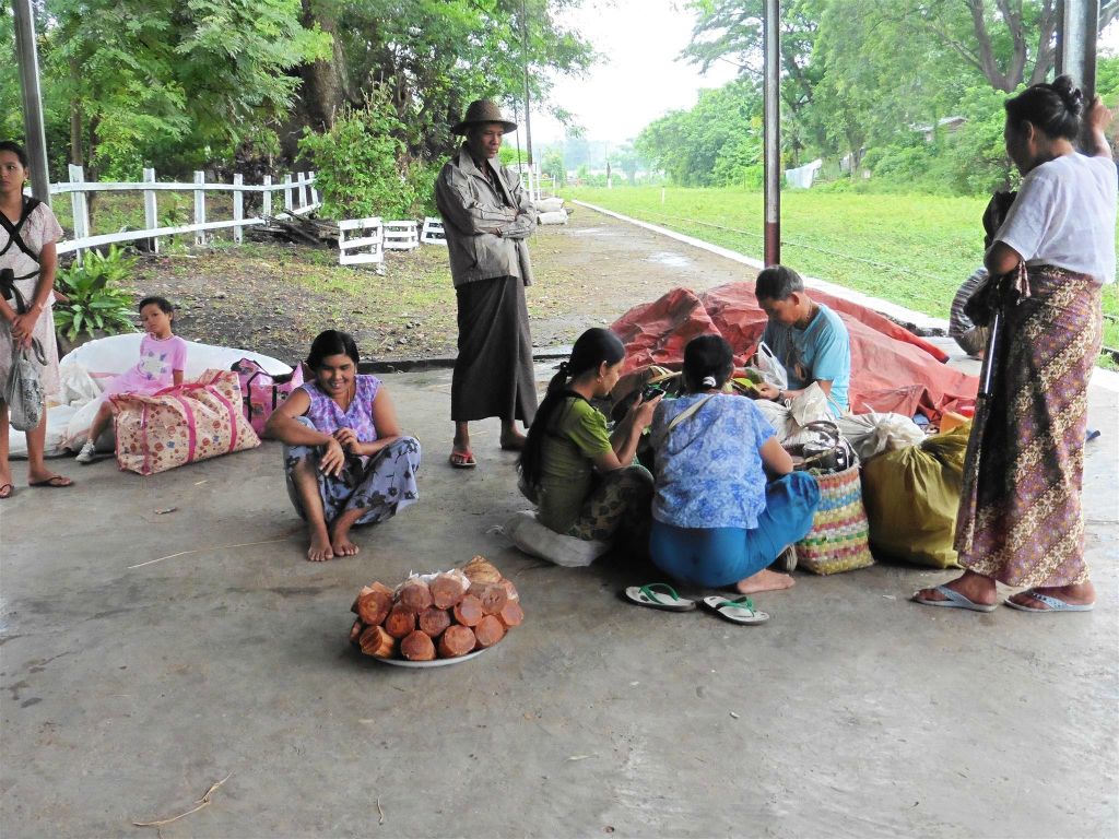 HSIPAW - het treinstation waar tevens een lokale markt is