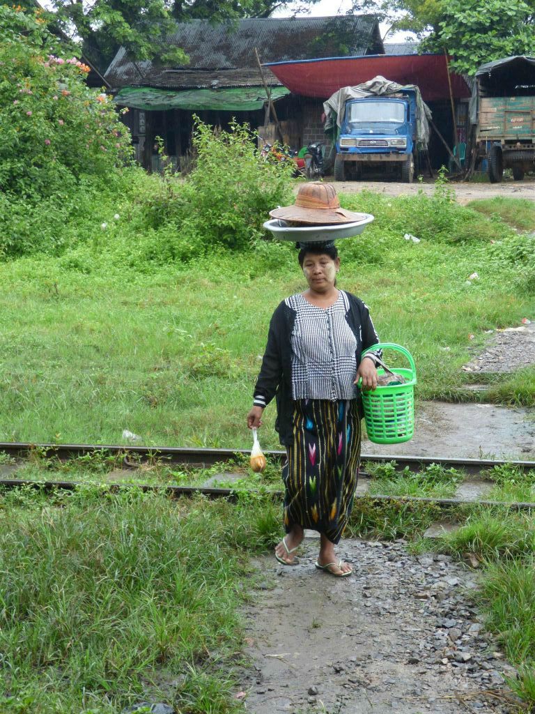 HSIPAW - een vrouw onderweg naar het treinstation