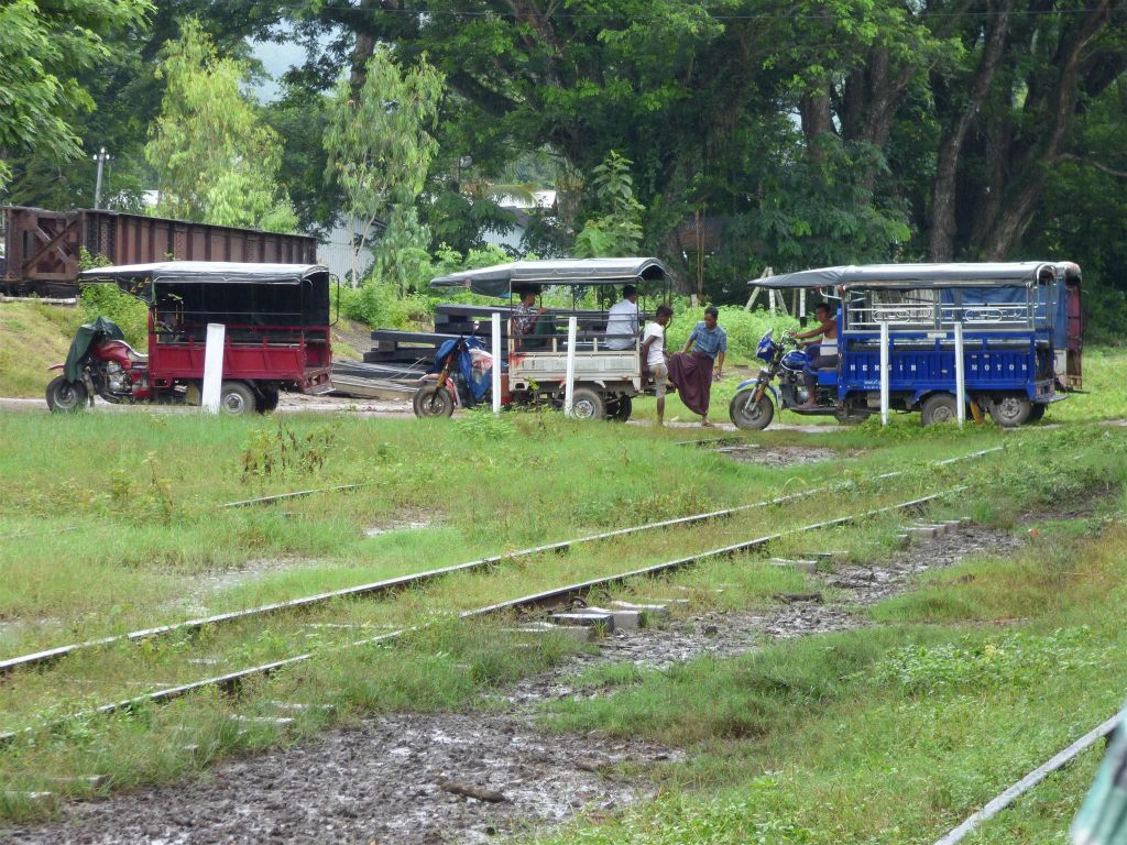 HSIPAW - drie tuk tuks bij het treinstation