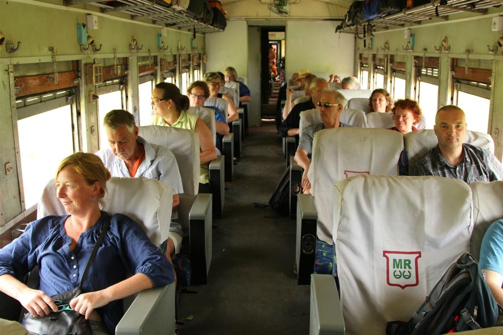 HSIPAW -> PYIN OO LWIN - Carlos en groepsgenoten in de trein tijdens de rit naar Pyin Oo Lwin