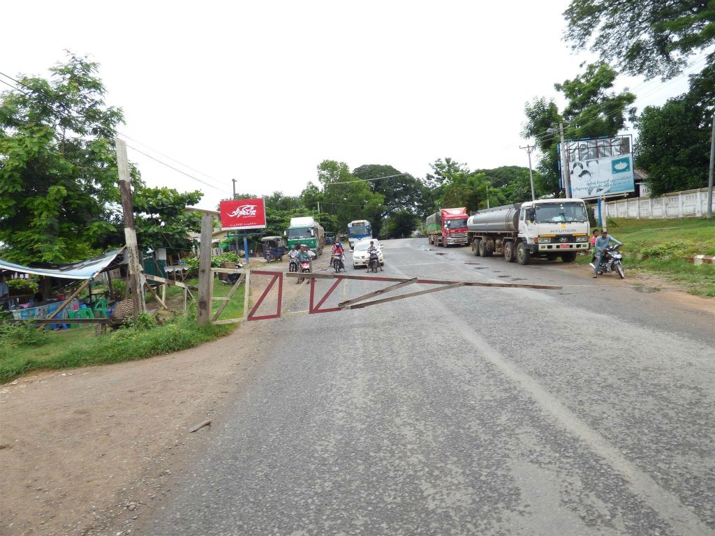 HSIPAW -> PYIN OO LWIN - een spoorwegovergang onderweg tijdens de treinrit naar Pyin Oo Lwin