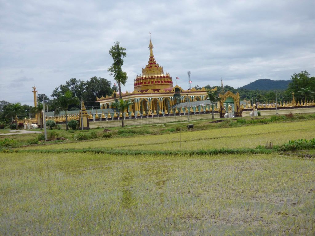 HSIPAW -> PYIN OO LWIN - de Baw Gyo pagode onderweg tijdens de treinrit naar Pyin Oo Lwin