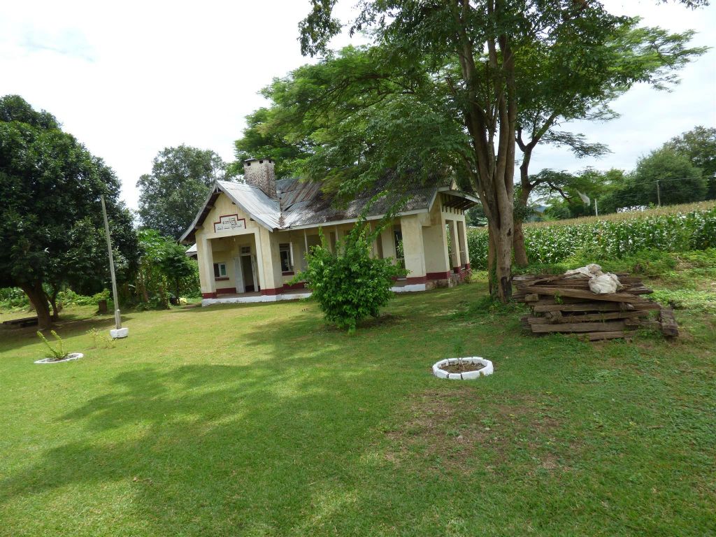HSIPAW -> PYIN OO LWIN - een klein station  onderweg tijdens de treinrit naar Pyin Oo Lwin